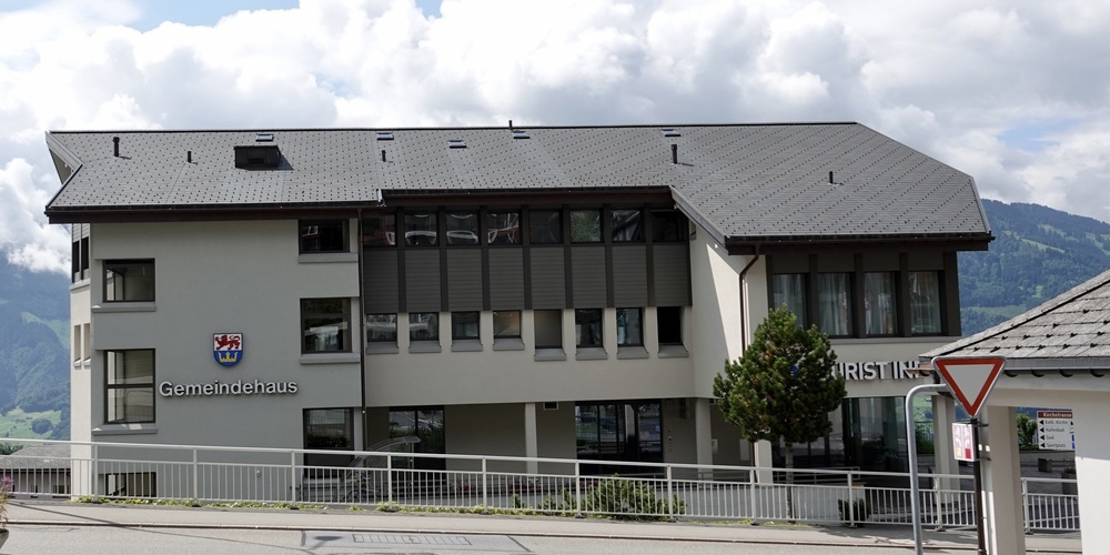 Das Ammler Gemeindehaus an der Dorfstrasse 22 in Amden. (Archivbild)
