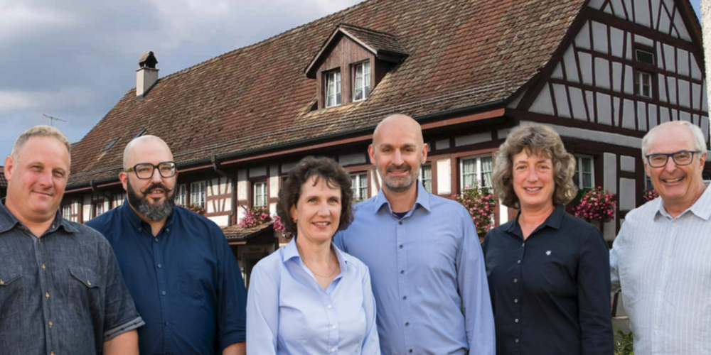 Der akutelle Gemeinderat, welcher sich für eine weitere Legislatur zur Verfügung stellt: v.l.n.r.: Stefan Bickel (Gemeindepräsident), Beat Goldmann, Eva Albrecht, Boris Meyer, Beatrice Wüthrich (Gemeindeschreiberin) und Stefan Egger