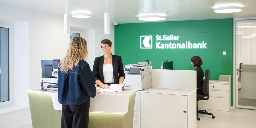 Die Beratungstheke ist die erste Anlaufstelle für Kundinnen und Kunden. 