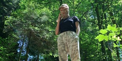 Die hinter der Kunstfigur «Jessica Jurassica» stehende Künstlerin ist im Kanton Appenzell Ausserrhoden aufgewachsen. Ihre Identität ist anonym, um dem Konzept der gesichtslosen digitalen Kunstfigur gerecht zu bleiben