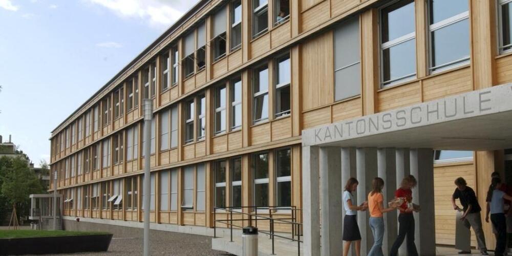 Für die Aufnahmeprüfungen an die St. Galler Gymnasien werden ab 2026 die Noten aus der Oberstufe mitberücksichtigt. Im Bild zu sehen ist die Kantonsschule in Wil SG. (Archivbild)