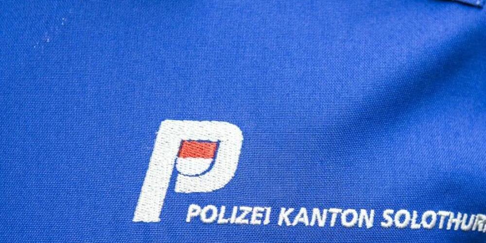 Eine Frau ist am Sonntag schwer verletzt in einem Mehrfamilienhaus in Feldbrunnen SO aufgefunden worden: Laut Polizei steht eine strafbare Dritteinwirkung bei den Ermittlungen nicht im Vordergrund. (Symbolbild)