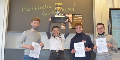 Die Siegergruppe «UBS FingerPay» mit Plakat und Wanderpreis «Wiler Bär». Von links: Raphael Keller | Stefanie Lämmler | Andrin Dürig | Sandro Spiranelli.