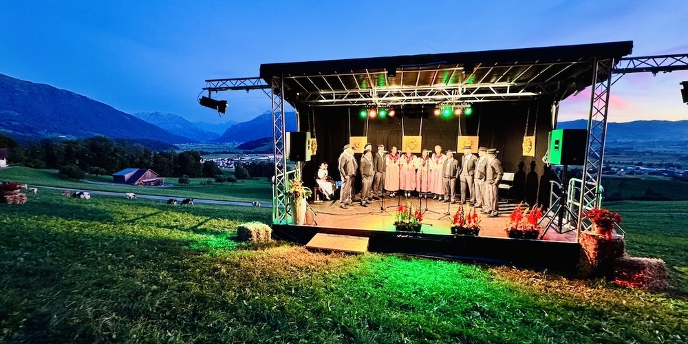 Mystische Stimmung am  1. Jodel-Open Air im Steigriemen in Kaltbrunn. 