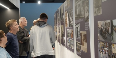 Die von Kultur Benken lancierte Fotoausstellung war ein Publikumsmagnet beim Eröffnungsfest zum neuen Benkner Dorfplatz. (Archivbild)