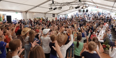 Das Eröffnungsfest für den neuen Dorfplatz Benken war auch in finanzieller Hinsicht ein voller Erfolg. (Archivbild)
