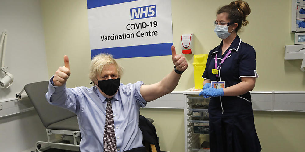 dpatopbilder - Boris Johnson (l), Premierminister von Großbritannien, hebt die Daumen in die Höhe, nachdem er die erste Impfdosis mit dem Corona-Impfstoff von AstraZeneca erhalten hat, der von der Krankenschwester und Clinical Pod Lead, Lily Harri...