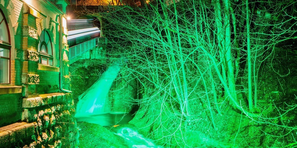 Am 17. März wurde die Mülenenschlucht grün illuminiert