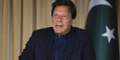 ARCHIV - Imran Khan, Premierminister von Pakistan, spricht mit der Presse. Der pakistanische Premierminister Khan ist positiv auf das Coronavirus getestet worden. Foto: B.K. Bangash/AP/dpa