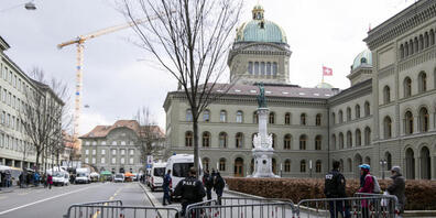 Die Polizei sperrt den Bundesplatz ab, um eine angekündigte Demo von Gegnern der Corona-Massnahmen zu verhindern.
