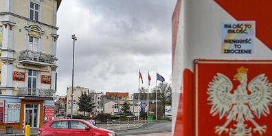 ARCHIV - Ein Grenzpfeiler in den Nationalfarben Polens steht nahe dem Grenzübergang Stadtbrücke zwischen dem polnischen Slubice und Frankfurt (Oder) in Brandenburg. Foto: Patrick Pleul/dpa-Zentralbild/dpa
