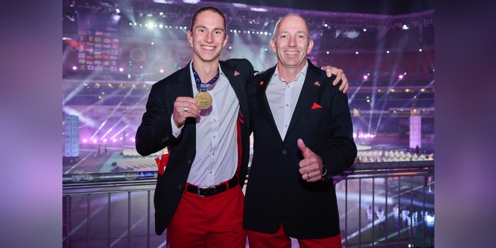 Grinsen über beide Ohren: WM-Sieger Cedric Lang aus Stetten SH und sein stolzer Trainer Martin Schär aus Bütschwil.