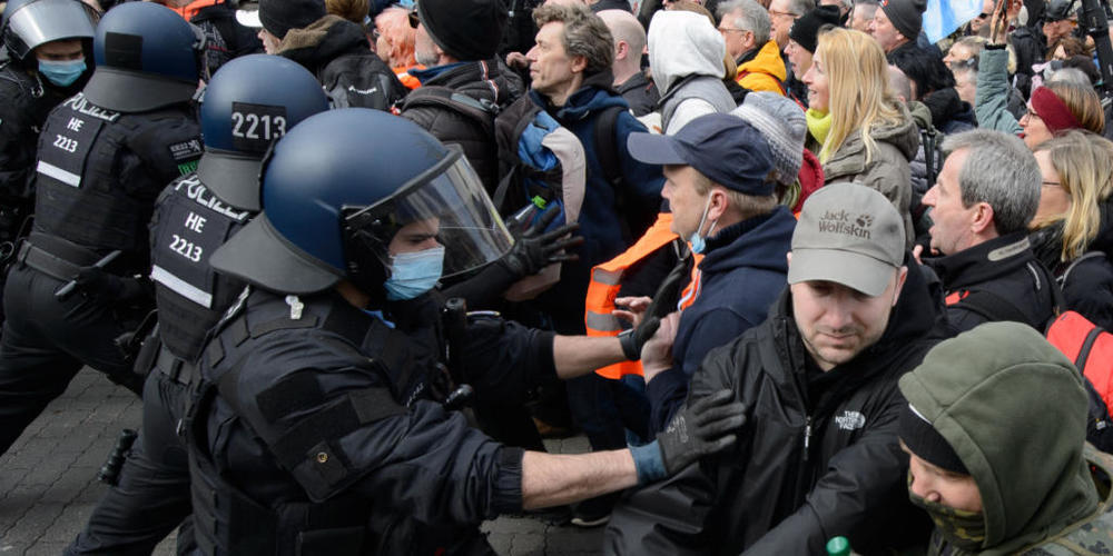 Einsatzkräfte der Polizei sind bei einer Kundgebung unter dem Motto «Freie Bürger Kassel - Grundrechte und Demokratie» im Einsatz. Foto: Swen Pförtner/dpa