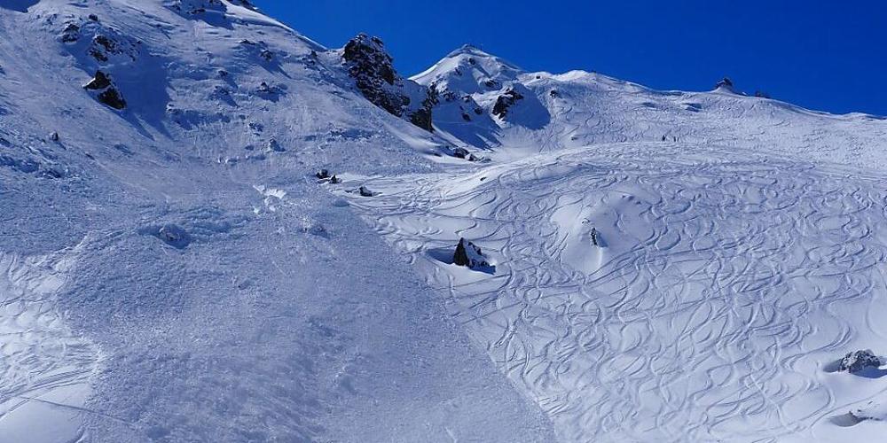 Zum Lawinenniedergang kam es am Samstag bei Hérémence im Gebiet "Greppon Blanc". Ein 17-jähriger Freerider starb.