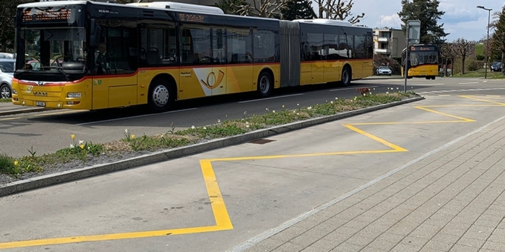 Der Kanton hat erste Ergebnisse von Versuchen mit lärmarmen Belägen, z.B. an der Bushaltestelle Post in Eschenbach. (Symbolbild)