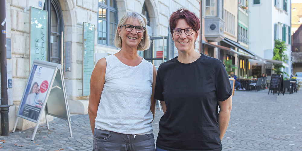 Brigit Finkler (l.) und Silvia Todesco über ihre Ausstellung im Konventhaus in Schaffhausen.