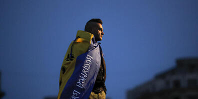 Impfgegner demonstrieren vor dem Parlamentsgebäude in Bukarest gegen Corona-Beschränkungen. Foto: Vadim Ghirda/AP/dpa