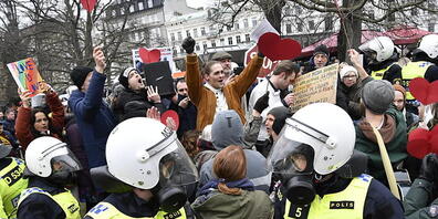 Bereitschaftspolizisten stehen auf einer Straße bei einer Demonstration gegen die Massnahmen zur Eindämmung des Coronavirus. Foto: Johan Nilsson/TT NEWS AGENCY/AP/dpa