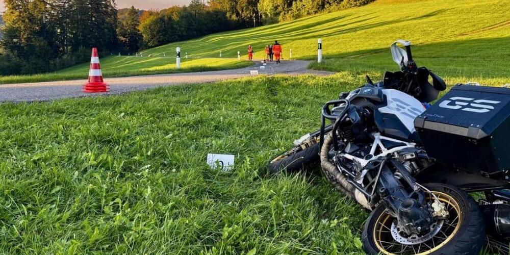 In einer Rechtskurve fuhr der 32-jährige Motorradfahrer geradeaus ins Wiesland und stürzte. Dabei verletzte er sich schwer.