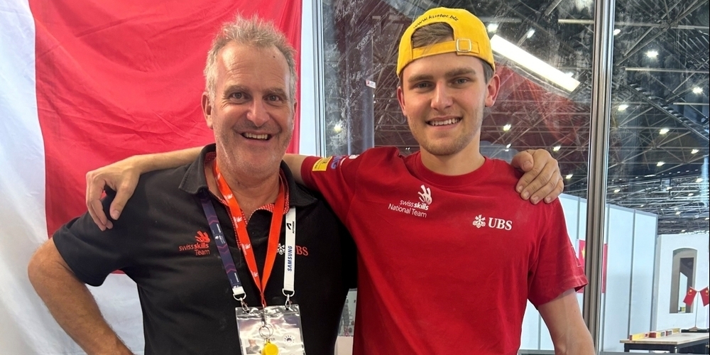 Stolz auf den Erfolg: Berufstrainer August Kuster (links) und Silbermedaillengewinner Felix Kuster.  