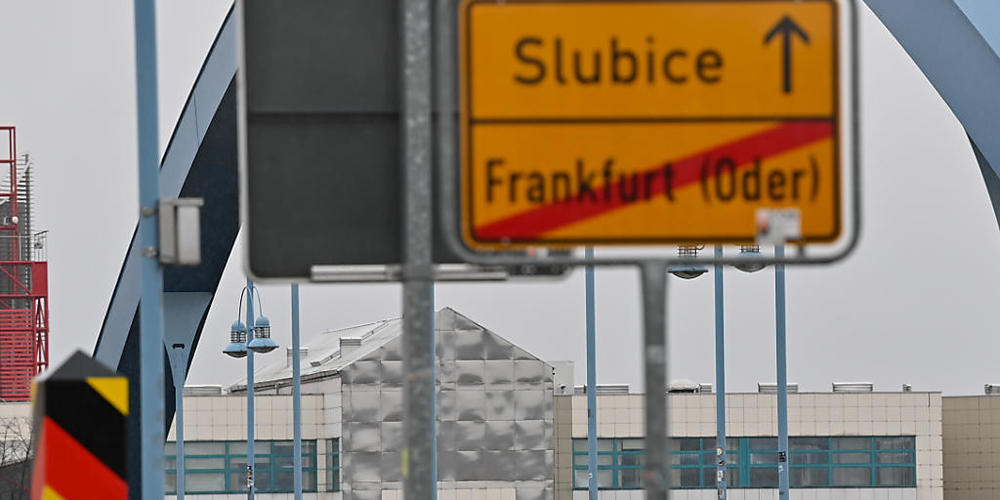 Zwei Personen gehen über den deutsch-polnischen Grenzübergang Stadtbrücke von Frankfurt (Oder) in Brandenburg nach Slubice in Polen. Foto: Patrick Pleul/dpa-Zentralbild/dpa
