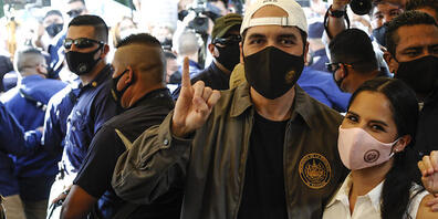 Nayib Bukele (M), Präsident von El Salvador, und seine Frau, Gabriela Rodriguez de Bukele, posieren nach der Abgabe ihrer Stimme. Foto: Camilo Freedman/ZUMA Wire/dpa