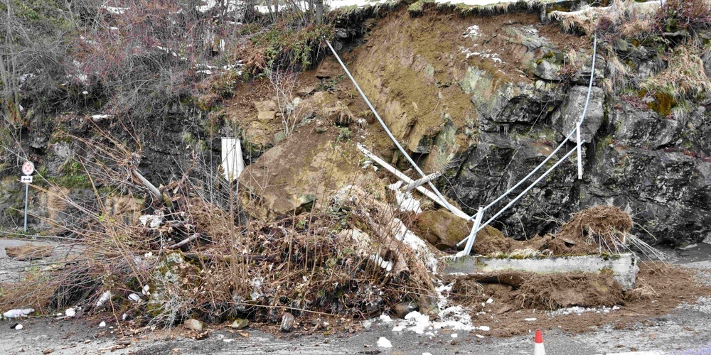 Die Feuerwehr sowie Geologen und Experten vom Strasseninspektorat sind vor Ort. (Symbolbild)