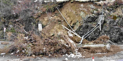 Die Feuerwehr sowie Geologen und Experten vom Strasseninspektorat sind vor Ort. (Symbolbild)