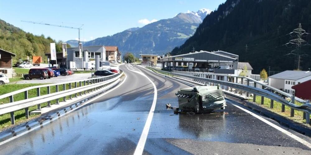 Dieser Transformator fiel aus einem Lastwagen auf die Strasse. Das darin enthaltene Öl lief danach in grossen Mengen aus.