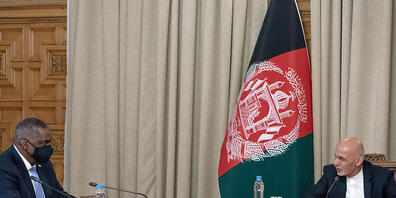HANDOUT - Aschraf Ghani (r), Präsident von Afghanistan, und Lloyd Austin, Verteidigungsminister der USA, unterhalten sich bei einem Treffen im Präsidentenpalast. Foto: Lisa Ferdinando/US Secretary of Defence/dpa - ATTENTION: editorial use only and...