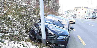Der Mann fuhr in einen Kandelaber und wurde leicht verletzt