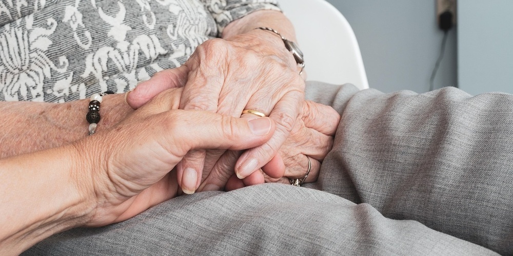 Überforderung in der Betreuung kann zu Gewalt an älteren Menschen führen – Sensibilisierung ist entscheidend.