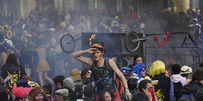 Menschen in Kostümen genießen einen nicht genehmigten Karneval in der Straße Canebiere. Rund 6500 Menschen haben in der südfranzösischen Hafenstadt Marseille an einem ungenehmigten Karnevalsumzug teilgenommen. Foto: Christophe Simon/AFP/dpa