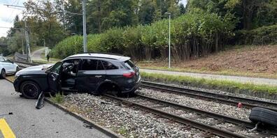 Ein Wagen wurde bei einer seitlich-frontalen Kollision auf die Bahngleise geschleudert.