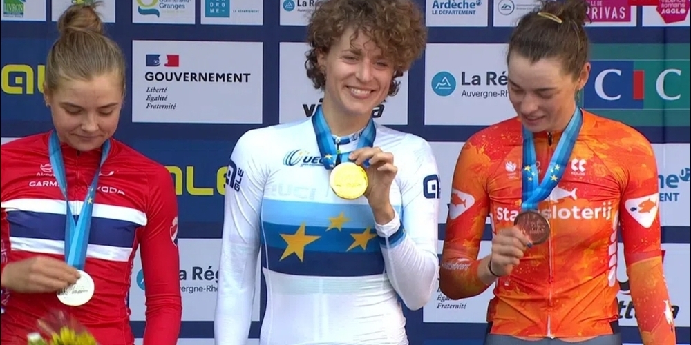 Schon wieder Jubel über Gold: Marlen Reusser (m.) ist derzeit nicht zu schlagen. Auf dem Podest mit der Norwegerin Mie Björndal Ottestad (l.) und der Niederländerin Mischa Bredewold.