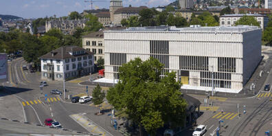 Bisher mehr Asphalt als Garten: Der Stadtrat will den Heimplatz vor Schauspielhaus und Kunsthaus aufwerten. Geplant ist ein "Place Jardin" mit Marmorboden. (Archivbild)