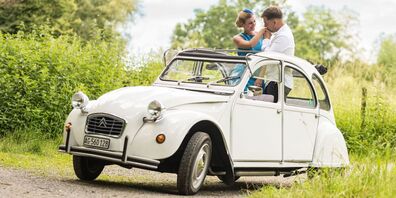 Eine Fahrt mit einem Oldtimer ist bei vielen Hochzeiten beliebt. Bei «Oldtimer all inclusive» kann dieser Traum erfüllt werden.