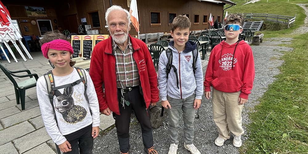 Nora, Leano und Gian mit «äm Mensch», Armin Schelbert, der den Grossen Mythen so oft bestiegen hat wie kein anderer. Ob die jungen Einsiedler in seine Fussstapfen treten?