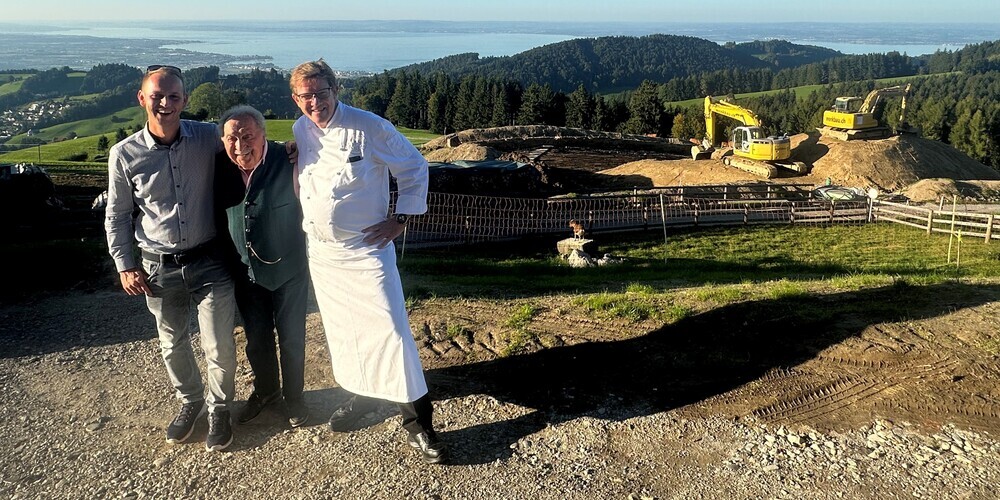 Die Bagger sind längst am Werk – auf einen erfolgreichen Umbau des hochdekorierten und bekannten Restaurants Gupf freuen sich (v.l.n.r.): Fabio Frei, Architekt, Migg Eberle, Inhaber, und Walter Klose, Betriebspartner.