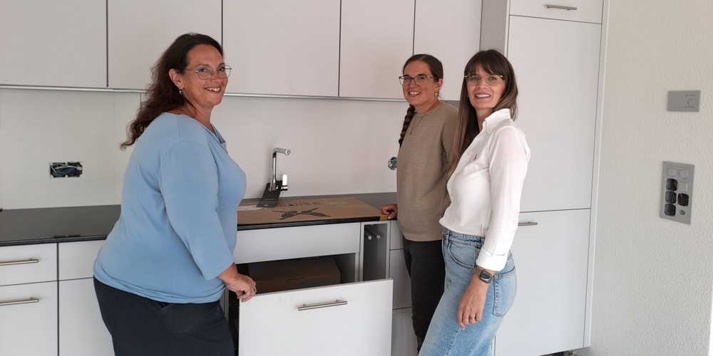 Ein starkes Team: Birgit Spangaro, Sandra Lendi und Arbnora Kabashi (v.l.) beim Begutachten der neuen Küchen.