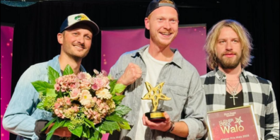 Fabio Lüscher, Sam Stüssi und Michael Kern  (v.l.) mit dem kleinen Prix Walo. 