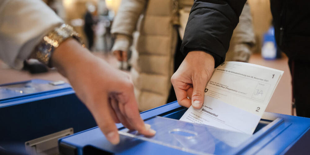 Stimmberechtigte werfen ihre Stimmzettel in eine Abstimmungsurne. In Chur bleibt das kommunale Stimm- und Wahlrecht den Schweizer Bürgerinnen und Bürgern vorbehalten. (Archivbild)