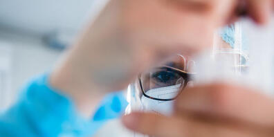 Eine Apothekerin bereitet einen Antigen-Schnelltest vor. (Themenbild)