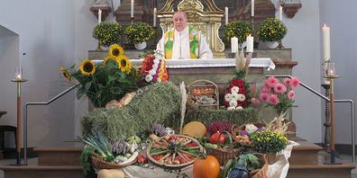 Festlich: Pfarrer Martin Blaser predigt vor einem prächtigen «Gaben-Altar».