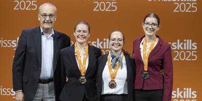 Mirjam Hilzinger (Zweite von rechts) erhielt zusammen mit der Erst- und Zweitplatzierten an den SwissSkills in Bern eine persönliche Gratulation von Bundesrat Guy Parmelin.