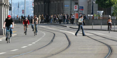 Die Strassen von Zürich sollen mehrheitlich autofrei werden. Dies fordert die am Freitag eingereichte Verkehrswende-Initiative. (Archivbild)