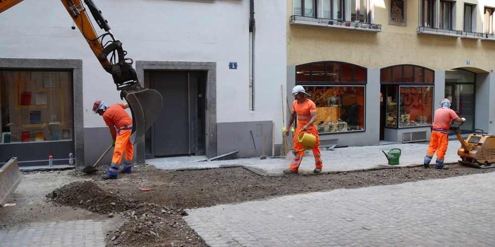 Kaum mehr Platz für Passanten: Die Baustellen im Niederdorf vertreiben Ladenkunden und Restaurantgäste. 