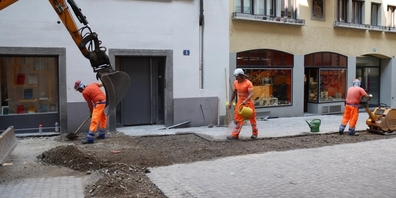 Kaum mehr Platz für Passanten: Die Baustellen im Niederdorf vertreiben Ladenkunden und Restaurantgäste. 