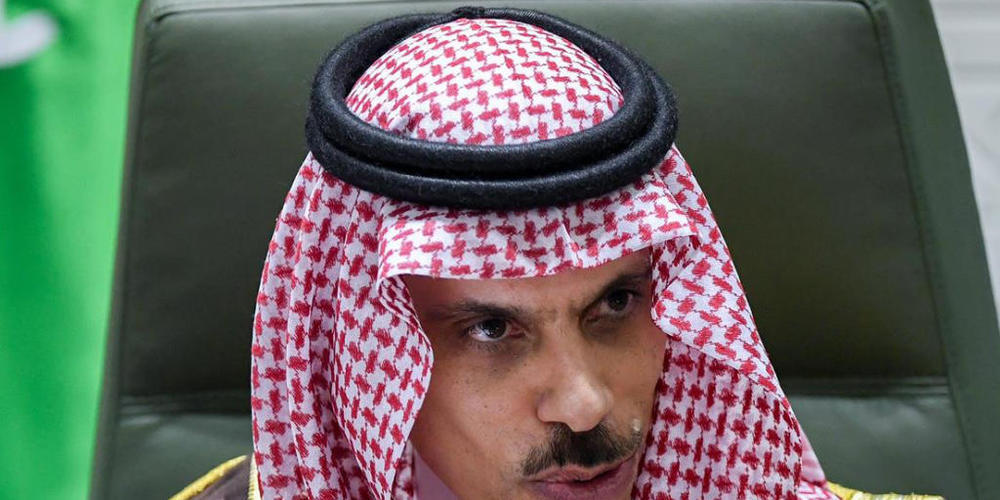 Faisal bin Farhan Al Saud, Außenminister von Saudi-Arabien, spricht während einer Pressekonferenz zur Ankündigung einer neuen Friedensinitiative für Jemen. Foto: -/Saudi Press Agency/dpa
