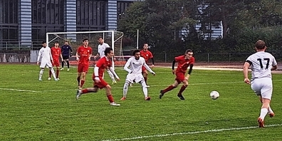 Gäste-Captain Sefedini (Weiss) mit dem nächsten Angriff.